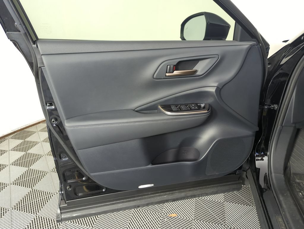 Used 2025 Toyota Crown AWD/4WD image 17
