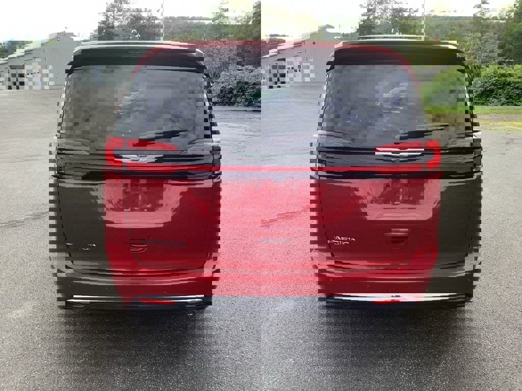 New 2026 Chrysler Pacifica Select image 5
