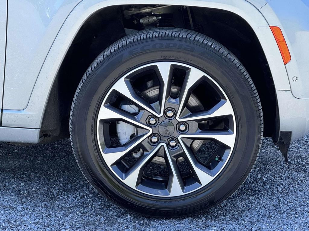 Used 2025 Jeep Grand Cherokee Overland w/ Luxury Tech Group IV AWD/4WD image 13
