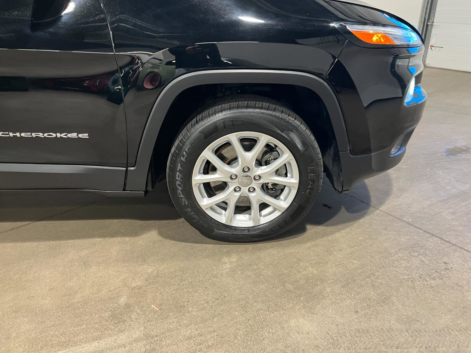 Used 2018 Jeep Cherokee Latitude w/ Cold Weather Group image 37