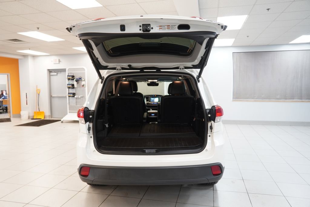 Used 2018 Toyota Highlander SE image 11