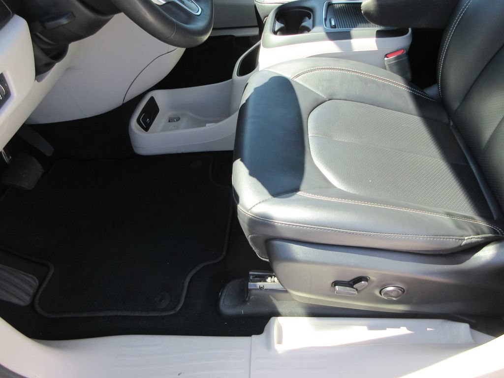 Used 2024 Chrysler Pacifica Touring-L FWD image 20