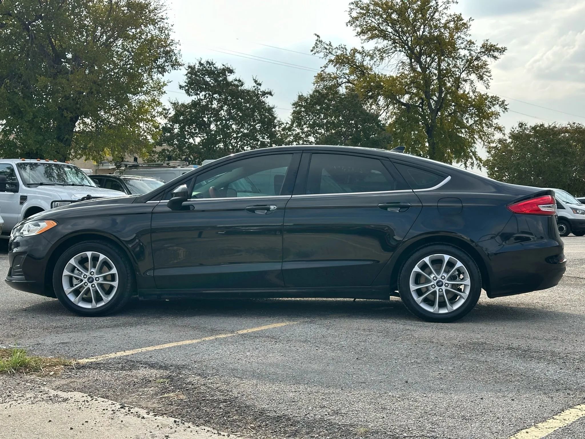 Used 2020 Ford Fusion SE image 3