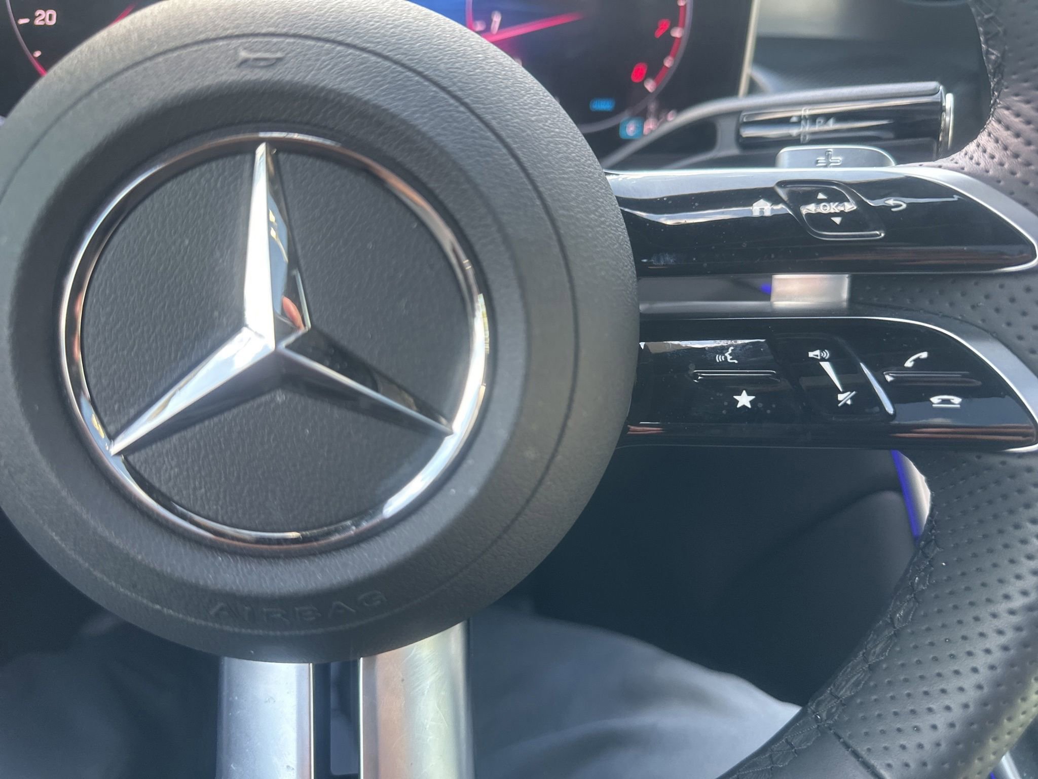 Used 2025 Mercedes-Benz GLC 300 4MATIC image 31