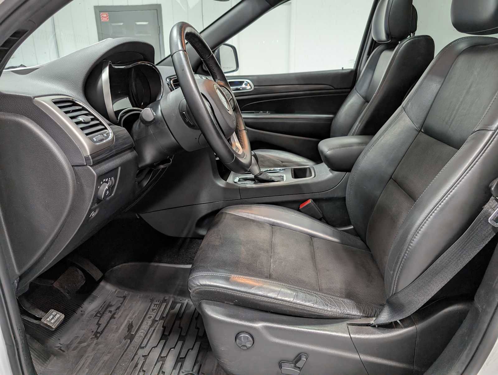 Used 2020 Jeep Grand Cherokee Laredo w/ Laredo X Package image 4