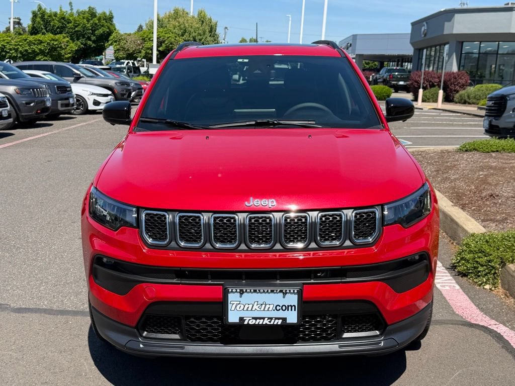 Used 2023 Jeep Compass Latitude w/ Sun and Sound Group AWD/4WD image 3