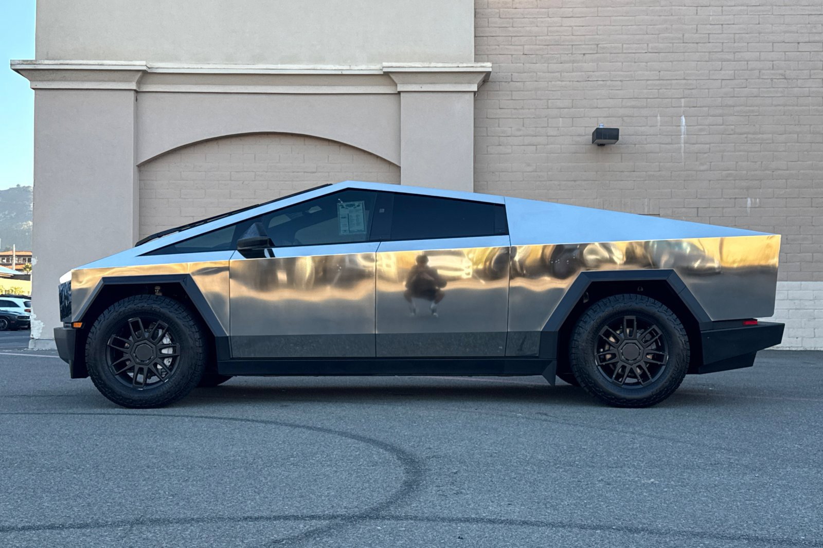 Used 2025 Tesla Cybertruck AWD Crew Cab image 8