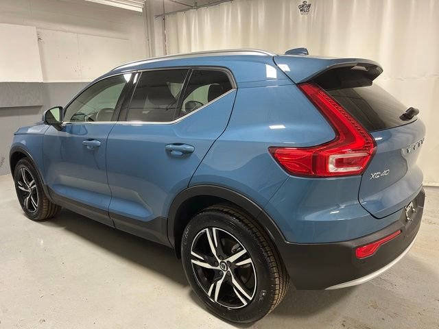 Used 2025 Volvo XC40 B5 Core AWD/4WD image 2