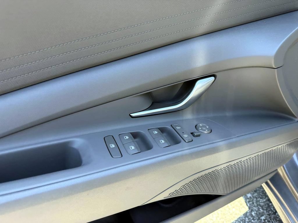 Certified 2023 Hyundai Elantra SE FWD image 24