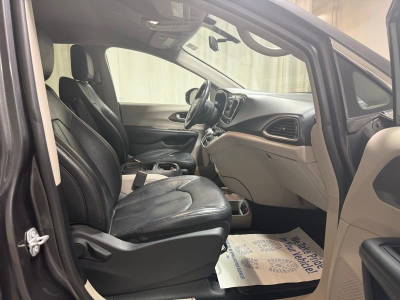 Used 2018 Chrysler Pacifica Touring-L image 13