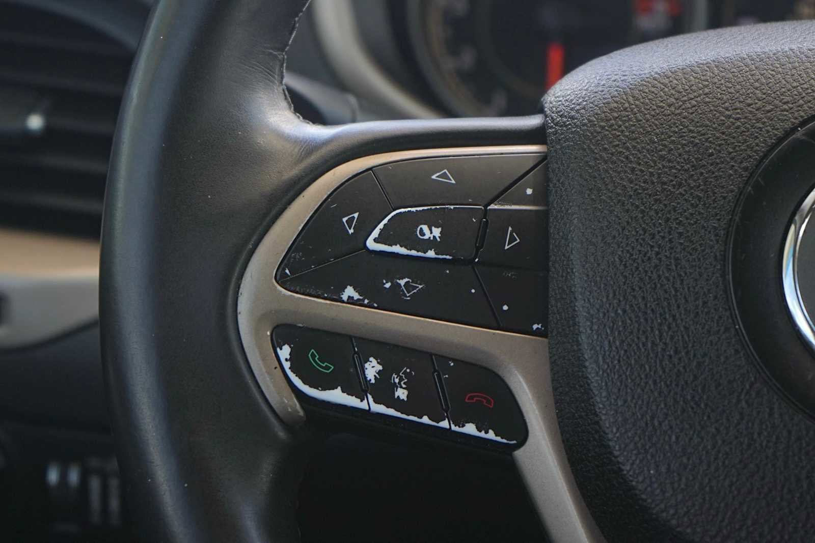 Used 2017 Jeep Cherokee Latitude w/ Comfort & Sound Group FWD image 17