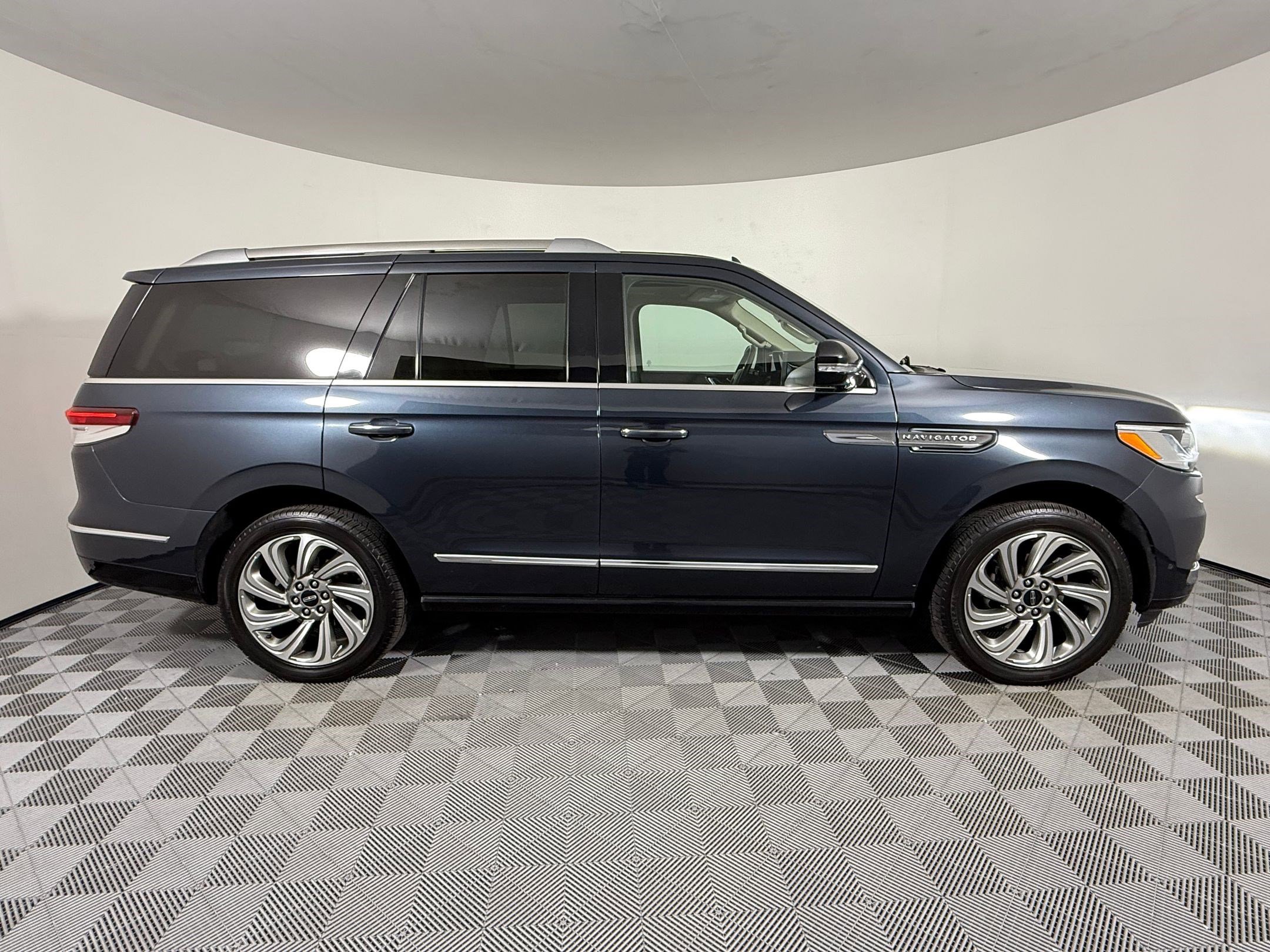 Used 2022 Lincoln Navigator Reserve image 9