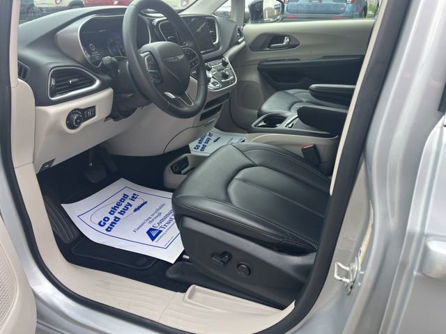 Used 2024 Chrysler Pacifica Touring-L image 17