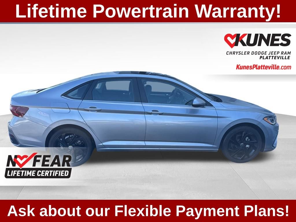 Used 2025 Volkswagen Jetta SE w/ Sunroof Package image 3