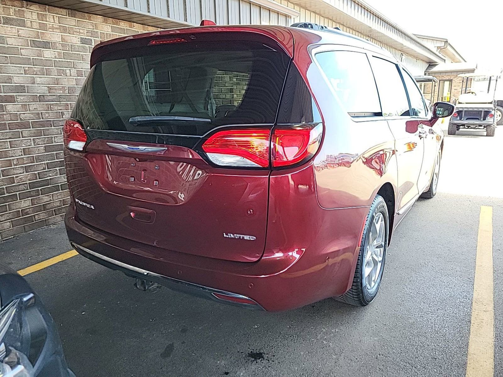 Used 2019 Chrysler Pacifica Limited w/ Uconnect Theatre Group FWD image 3