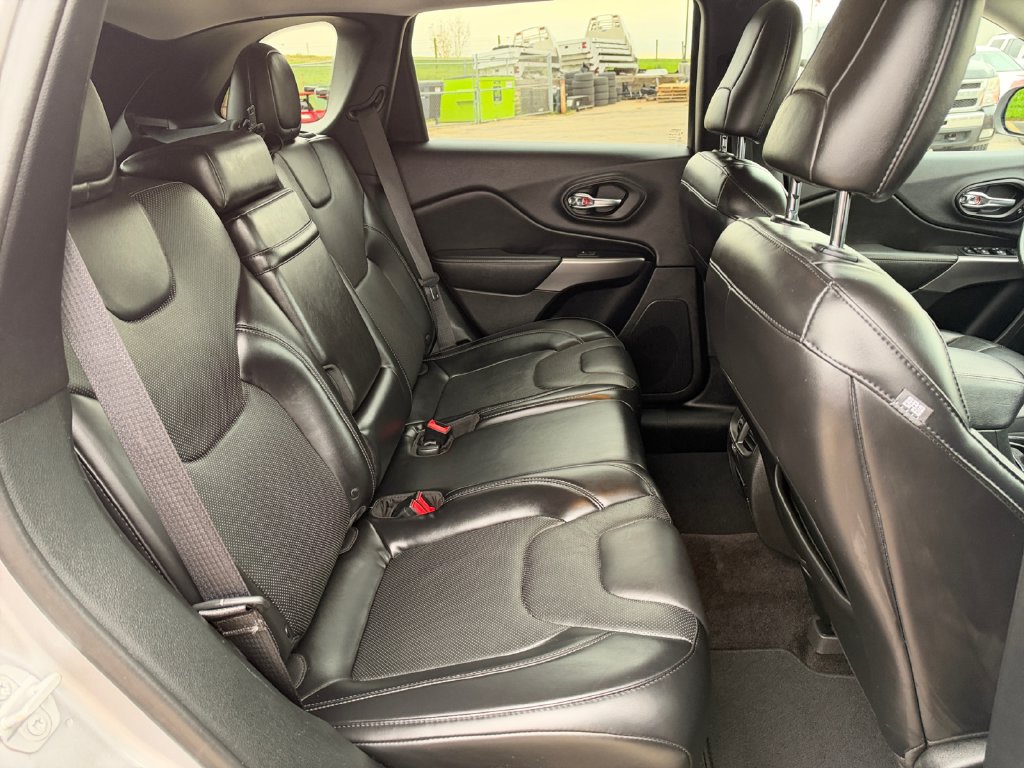 Used 2019 Jeep Cherokee Limited AWD/4WD image 23