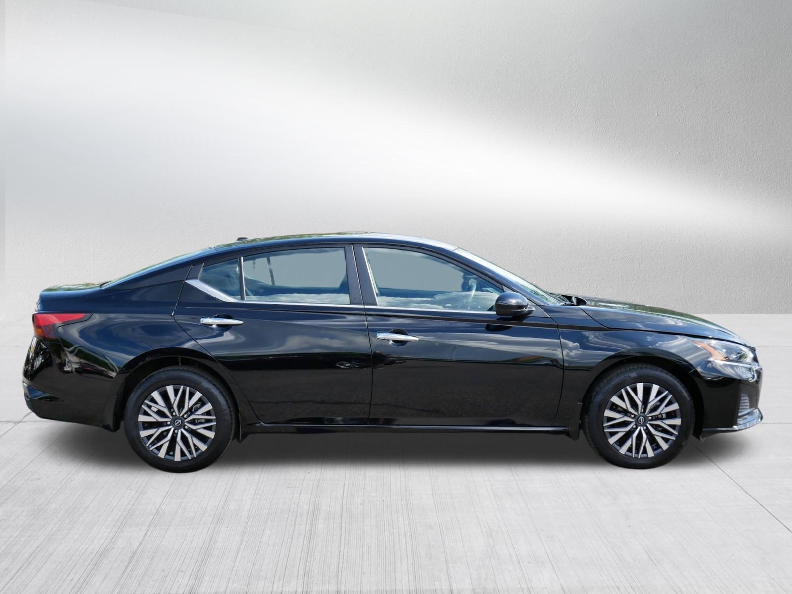 Used 2024 Nissan Altima 2.5 SV w/ SV Premium Package AWD/4WD image 8