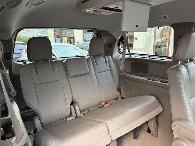 Used 2012 Chrysler Town & Country Touring-L w/ Entertainment Group #2 FWD image 17