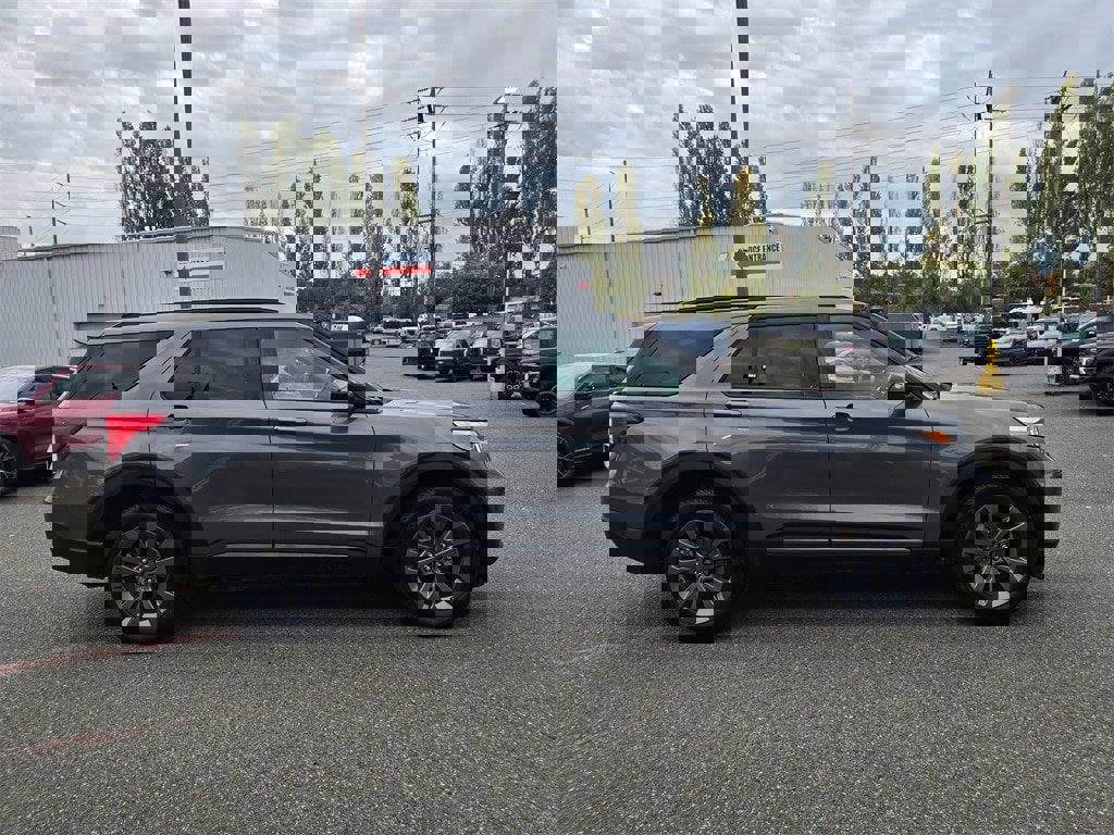 Used 2023 Ford Explorer XLT w/ Equipment Group 202A image 4