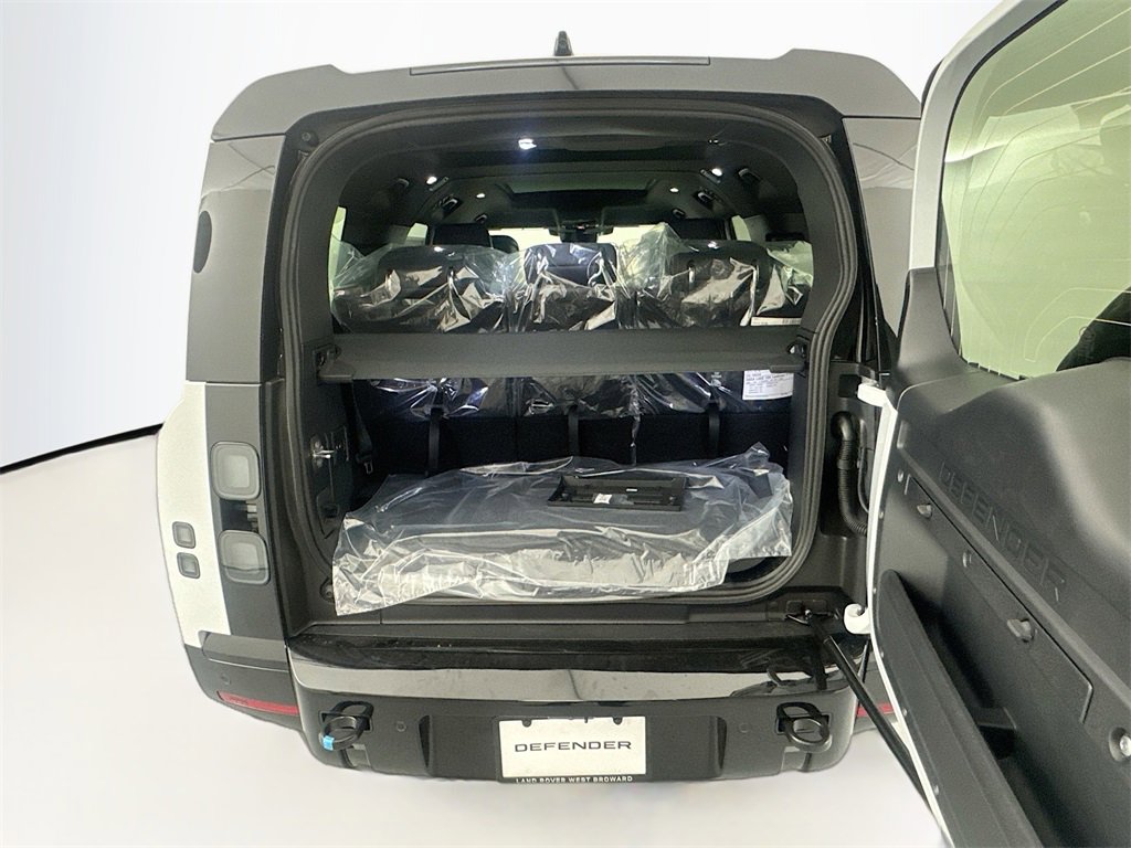 New 2026 Land Rover Defender 130 X-Dynamic SE image 26