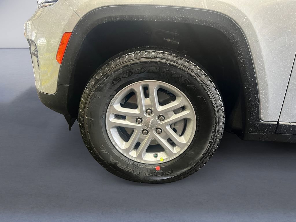 New 2025 Jeep Grand Cherokee Laredo w/ Trailer Tow Package image 11