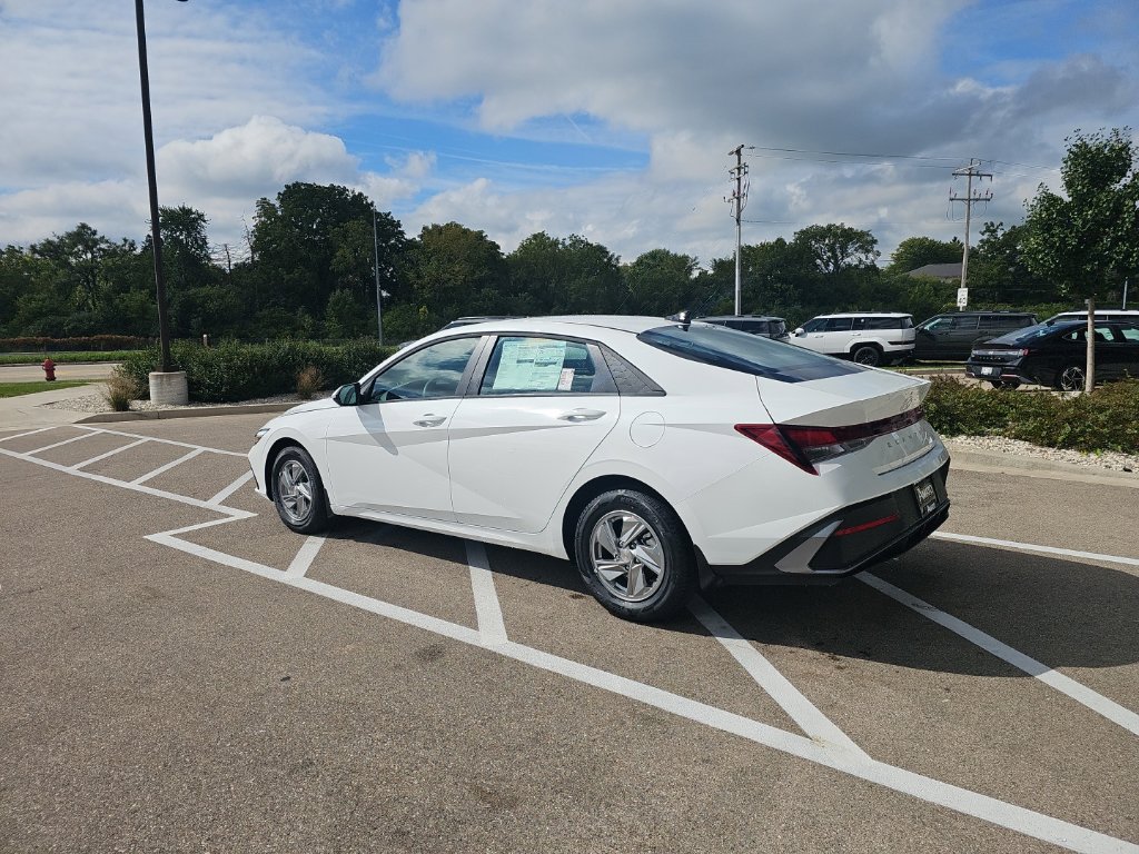 New 2026 Hyundai Elantra SE FWD image 3