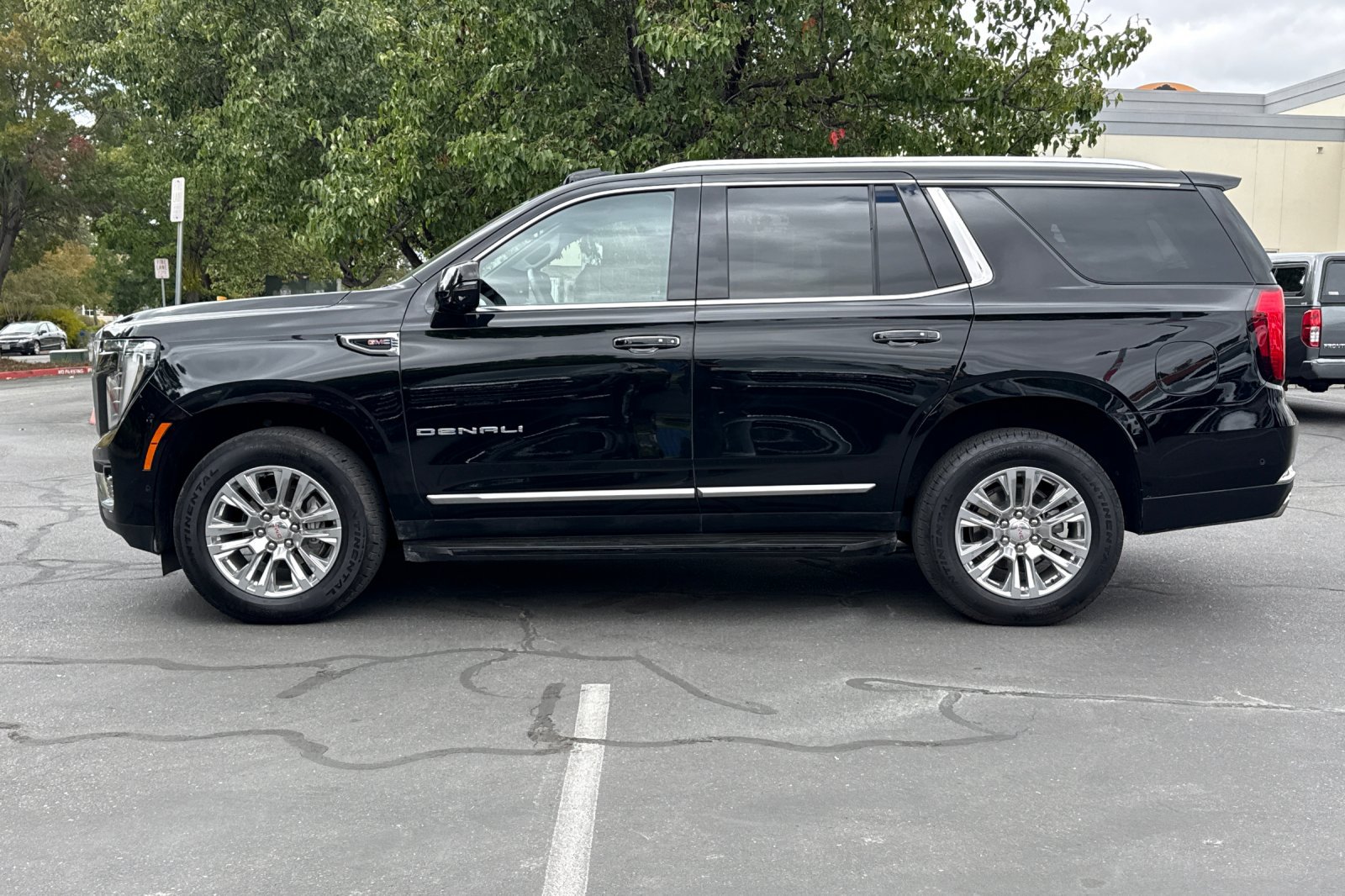 Used 2025 GMC Yukon Denali AWD/4WD image 8