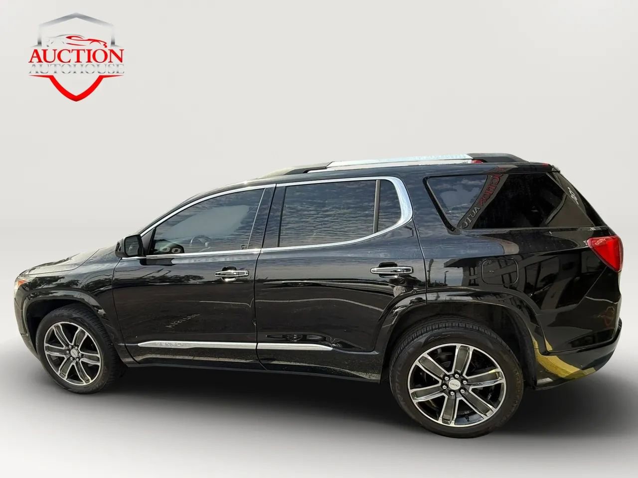 Used 2017 GMC Acadia Denali w/ Technology Package FWD image 8