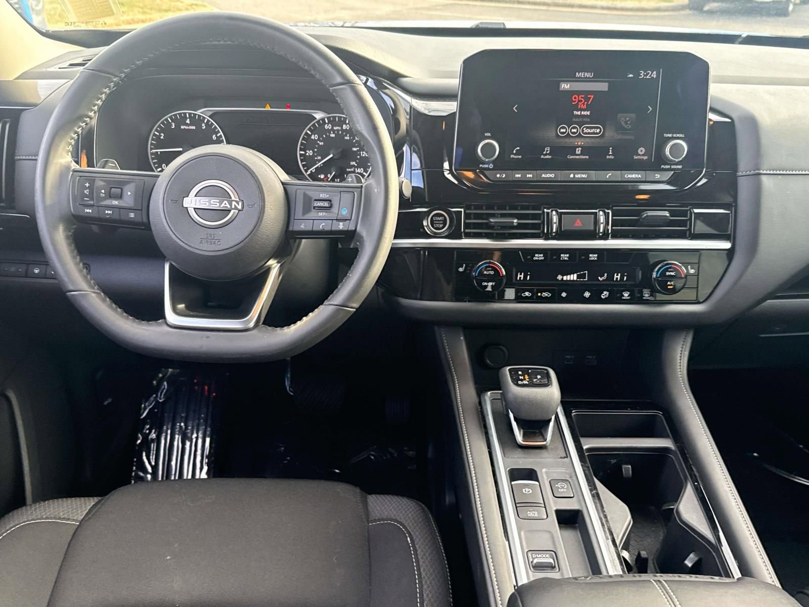 Used 2024 Nissan Pathfinder SV w/ SV Premium Package image 10