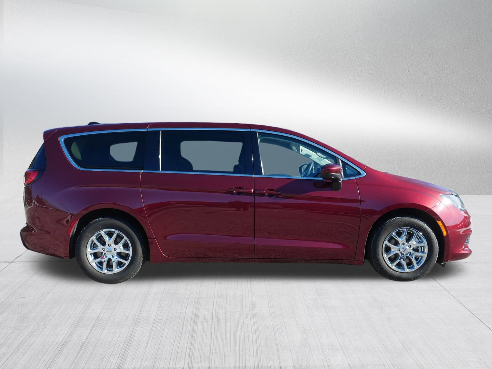 Used 2022 Chrysler Voyager LX image 8