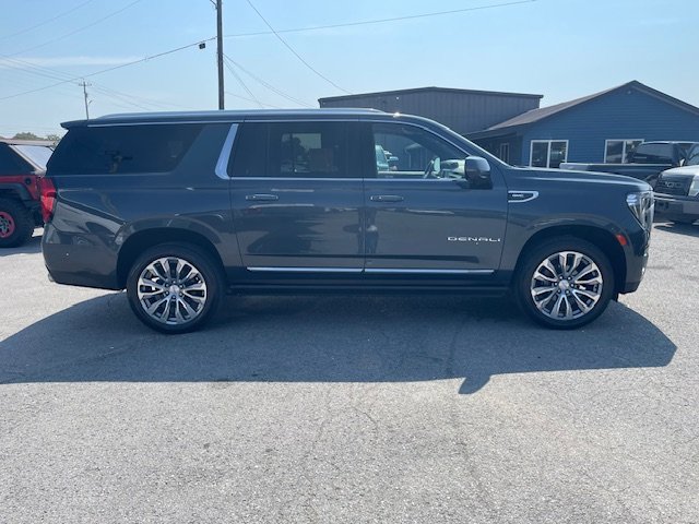 Used 2021 GMC Yukon XL Denali w/ Denali Premium Package image 4