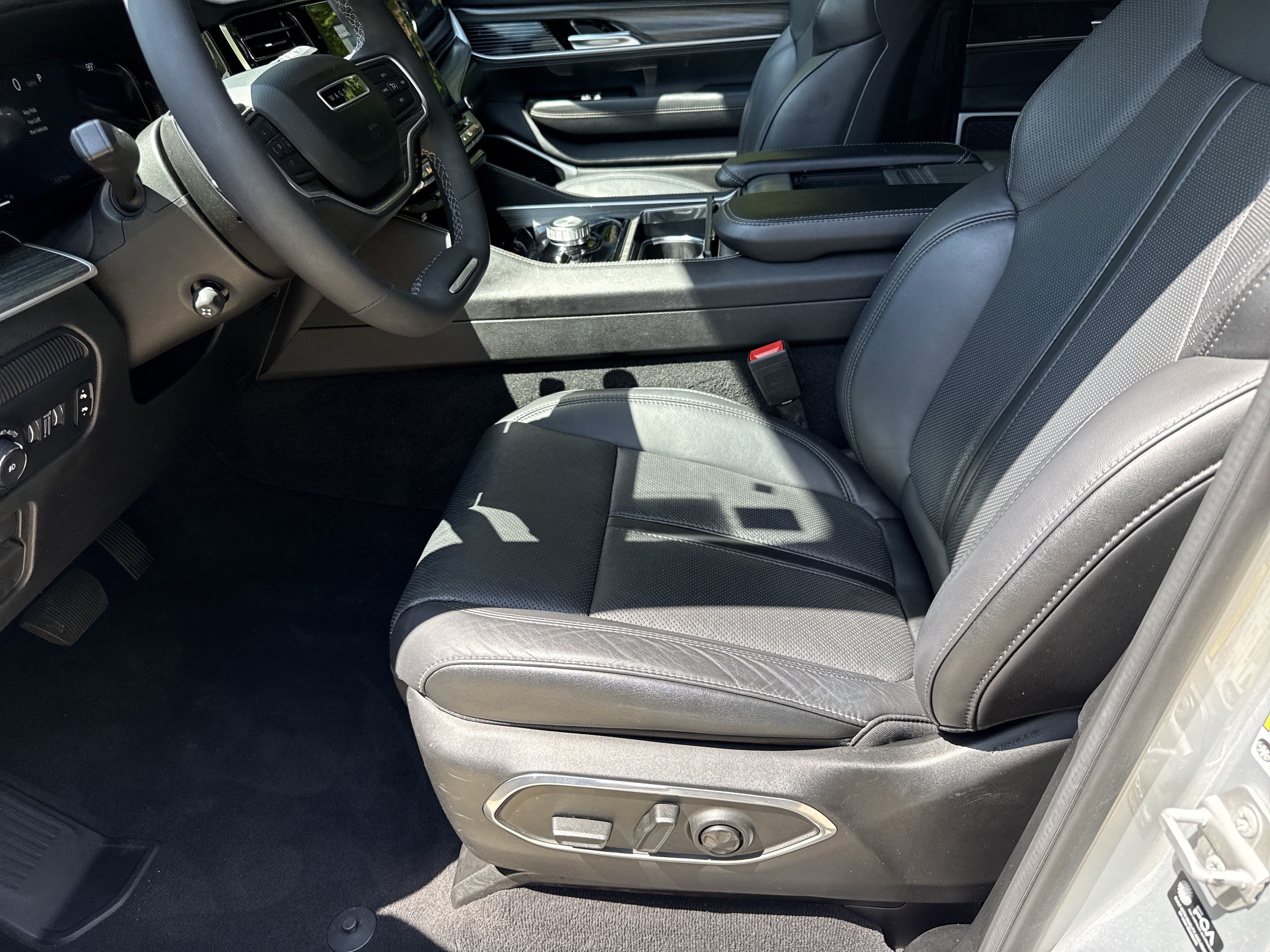 Used 2023 Jeep Wagoneer Series II AWD/4WD image 9