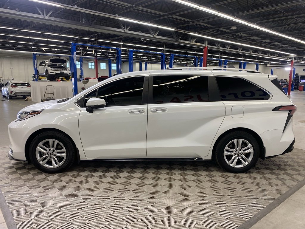 Used 2022 Toyota Sienna Limited image 5