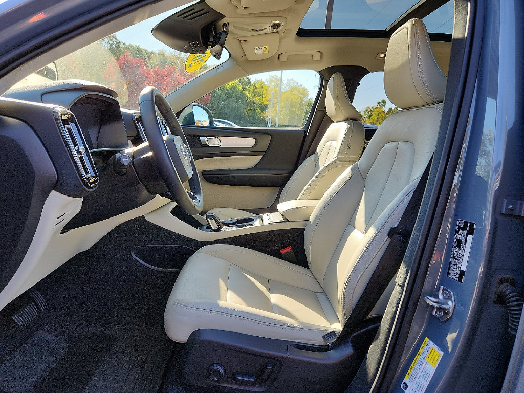 Used 2021 Volvo XC40 T5 Momentum w/ Premium Package AWD/4WD image 18