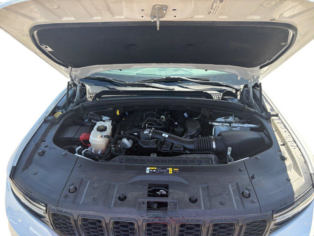 Used 2023 Jeep Grand Cherokee L Laredo AWD/4WD image 19
