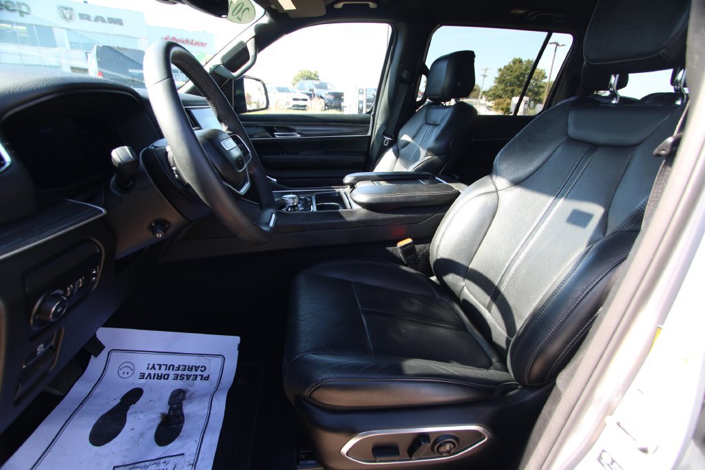 Used 2023 Jeep Wagoneer Series III w/ Preferred Equipment Group AWD/4WD image 6