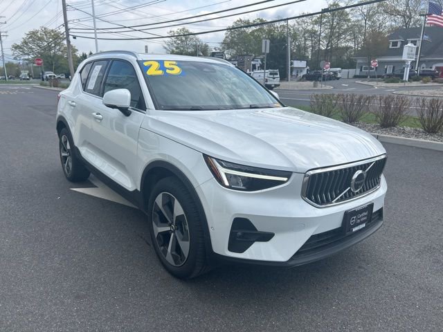 Certified 2025 Volvo XC40 B5 Plus AWD/4WD image 6