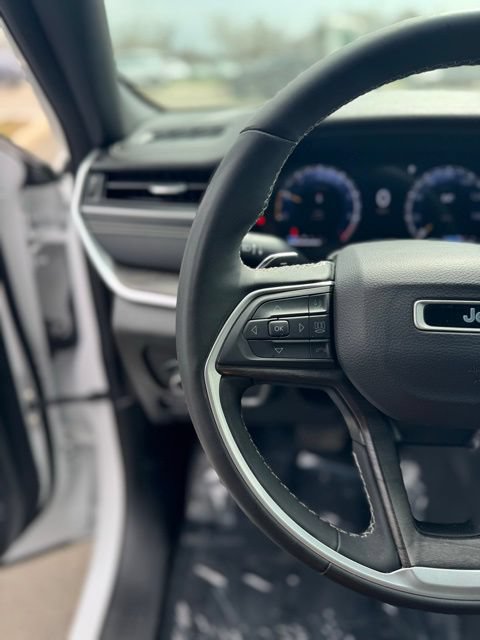 Used 2024 Jeep Grand Cherokee Limited AWD/4WD image 16