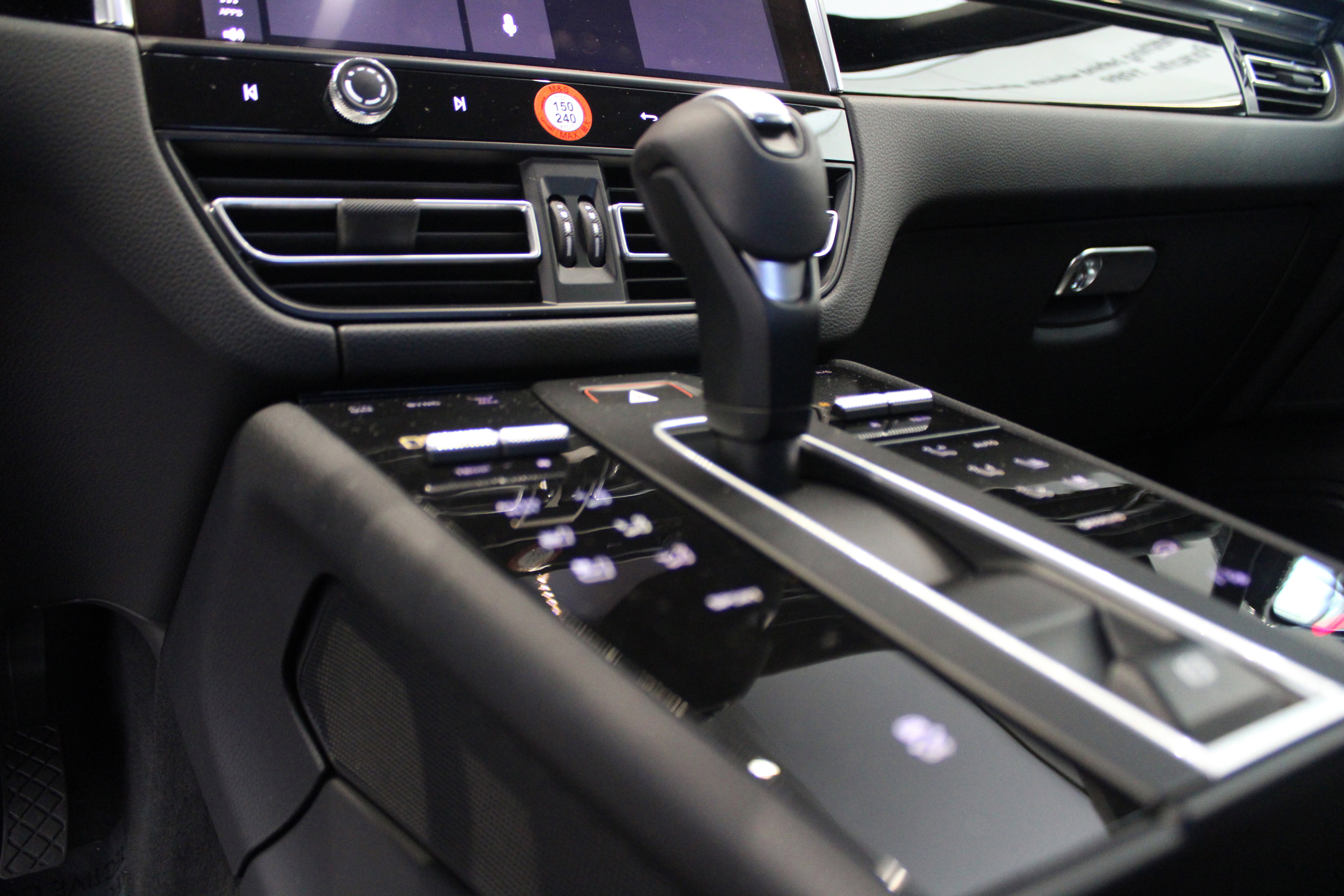 Certified 2025 Porsche Macan image 21