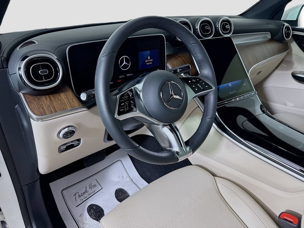Used 2025 Mercedes-Benz GLC 300 4MATIC image 9