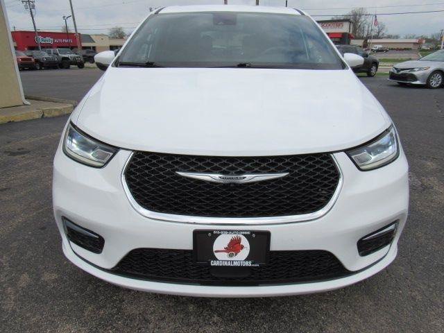 Used 2023 Chrysler Pacifica Touring FWD image 2
