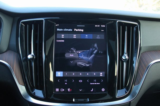 Used 2025 Volvo V60 B5 Cross Country Plus image 22