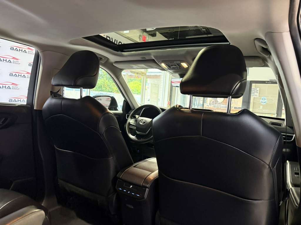Used 2021 Toyota Highlander XLE AWD/4WD image 55