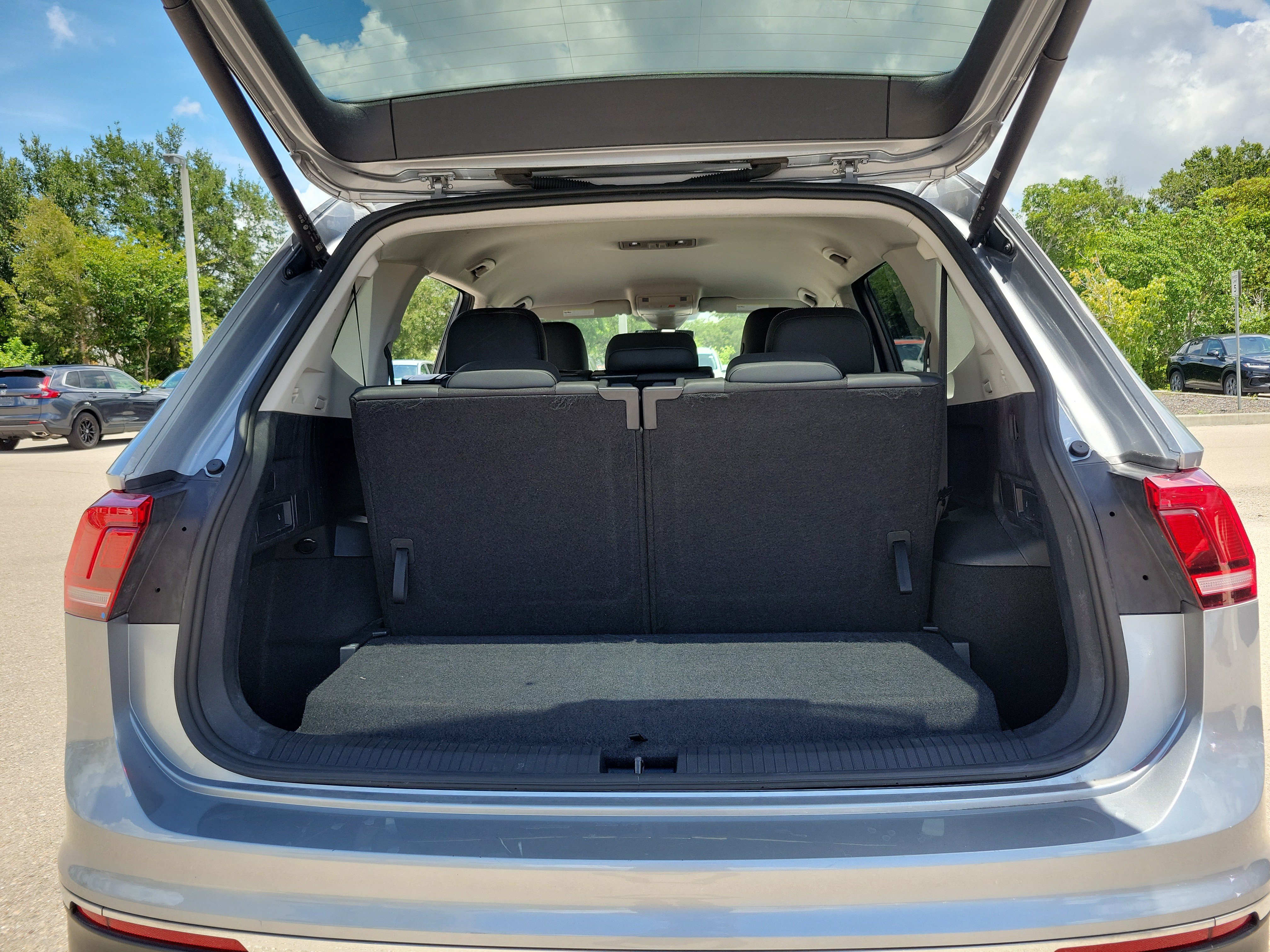 Used 2024 Volkswagen Tiguan SE FWD image 9