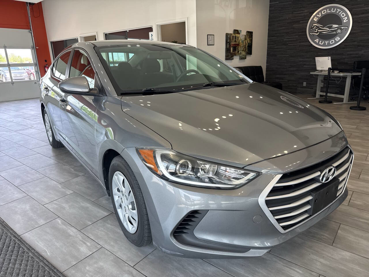 Used 2018 Hyundai Elantra SE FWD image 2