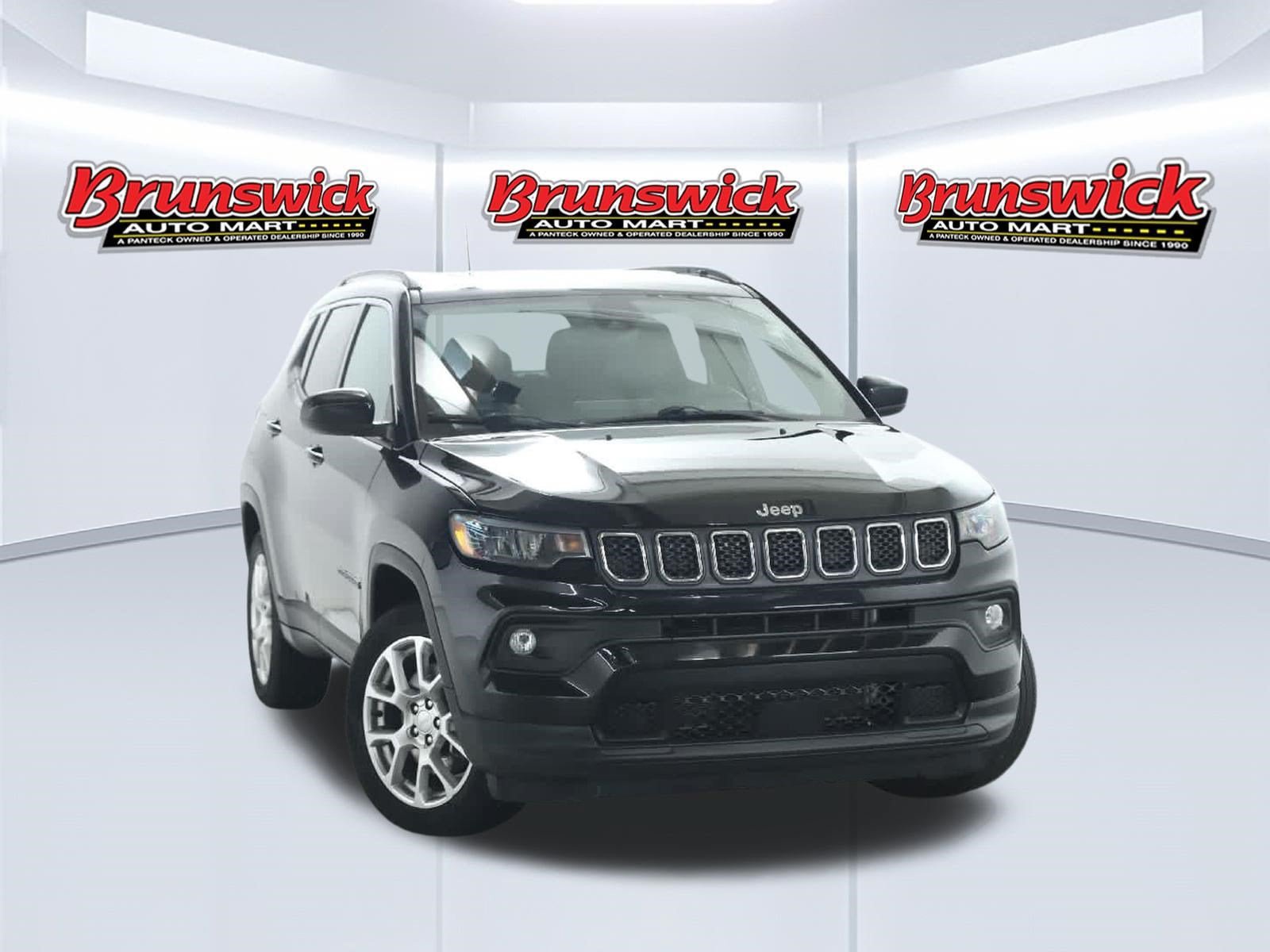 Used 2023 Jeep Compass Latitude AWD/4WD image 2