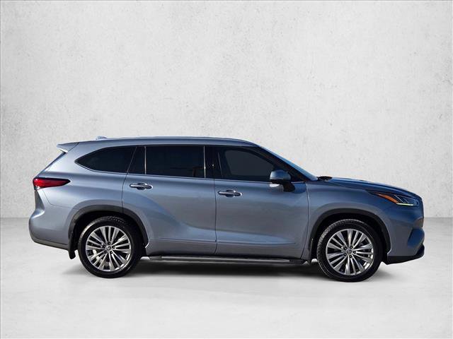 Used 2022 Toyota Highlander Platinum FWD image 3