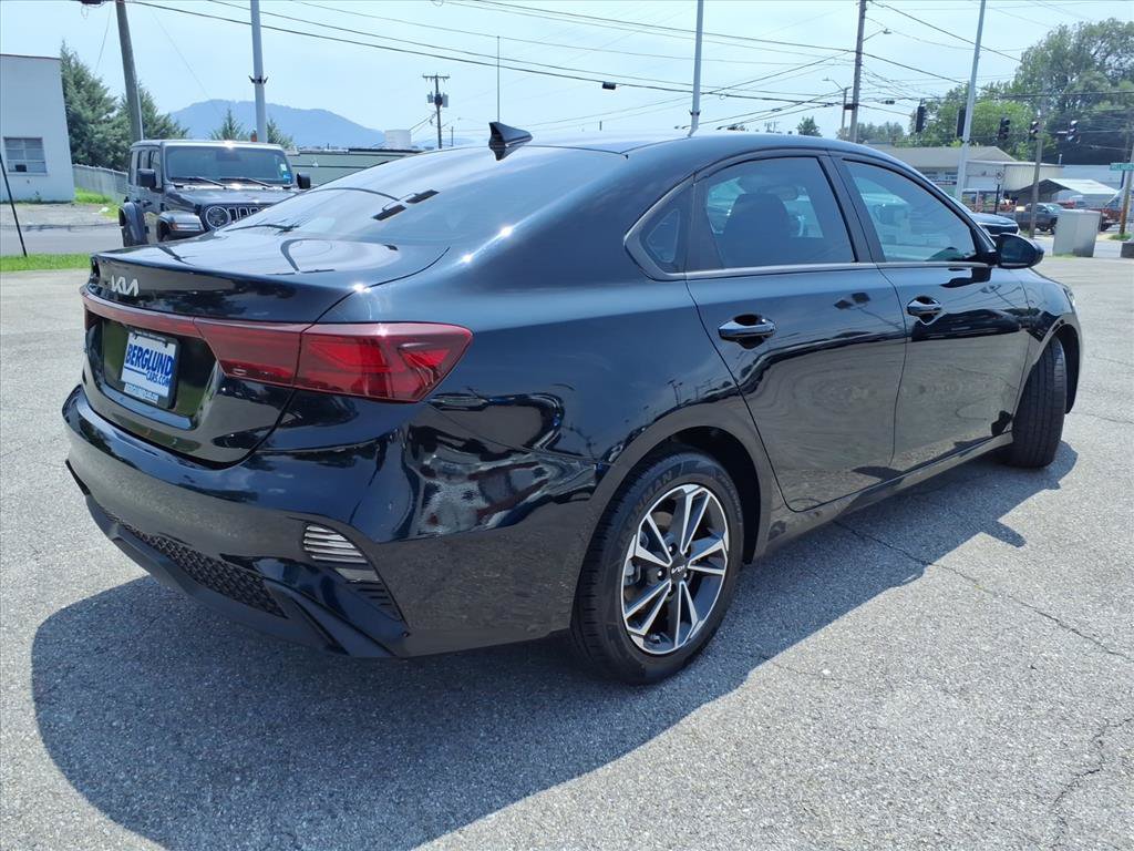 Used 2023 Kia Forte LXS FWD image 4
