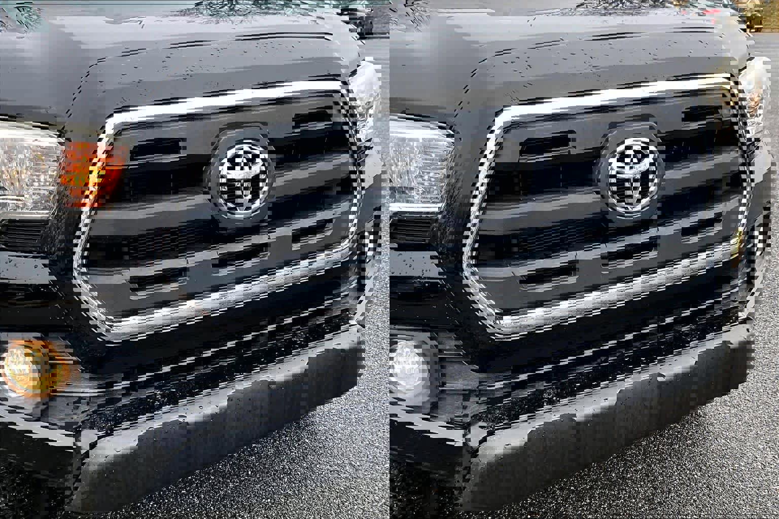 Used 2017 Toyota Tacoma SR5 w/ SR5 Appearance Package (SM) image 29