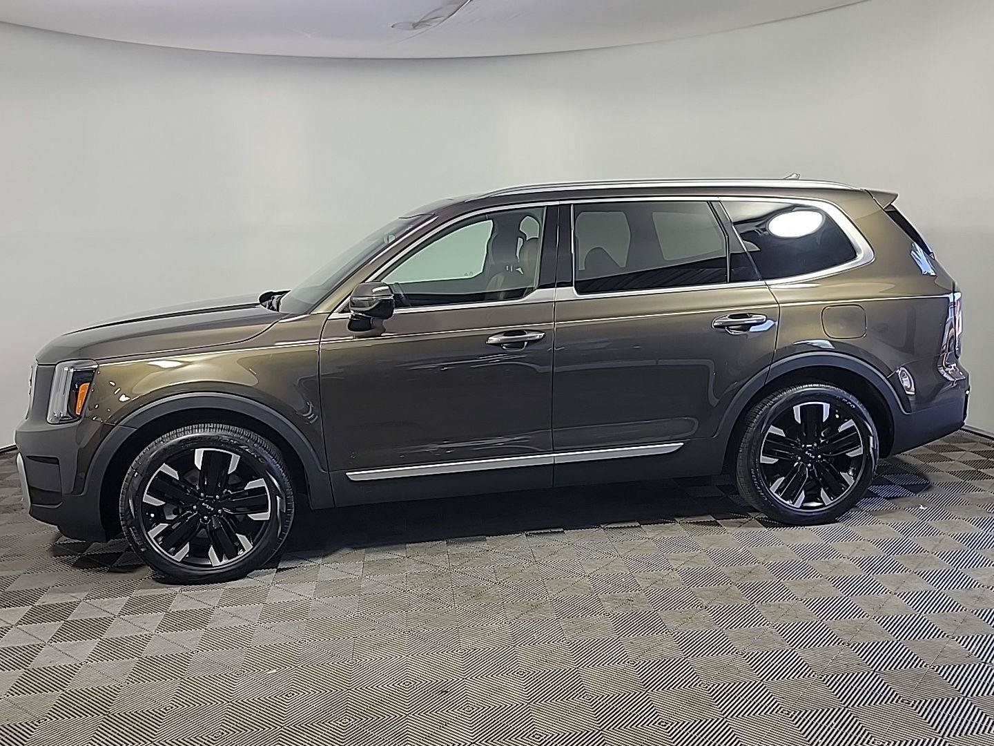 Certified 2024 Kia Telluride SX w/ Towing Package FWD image 9